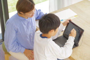 【小学生・中学生向け】オンラインフリースクール比較16選｜費用や出席扱いの有無も解説