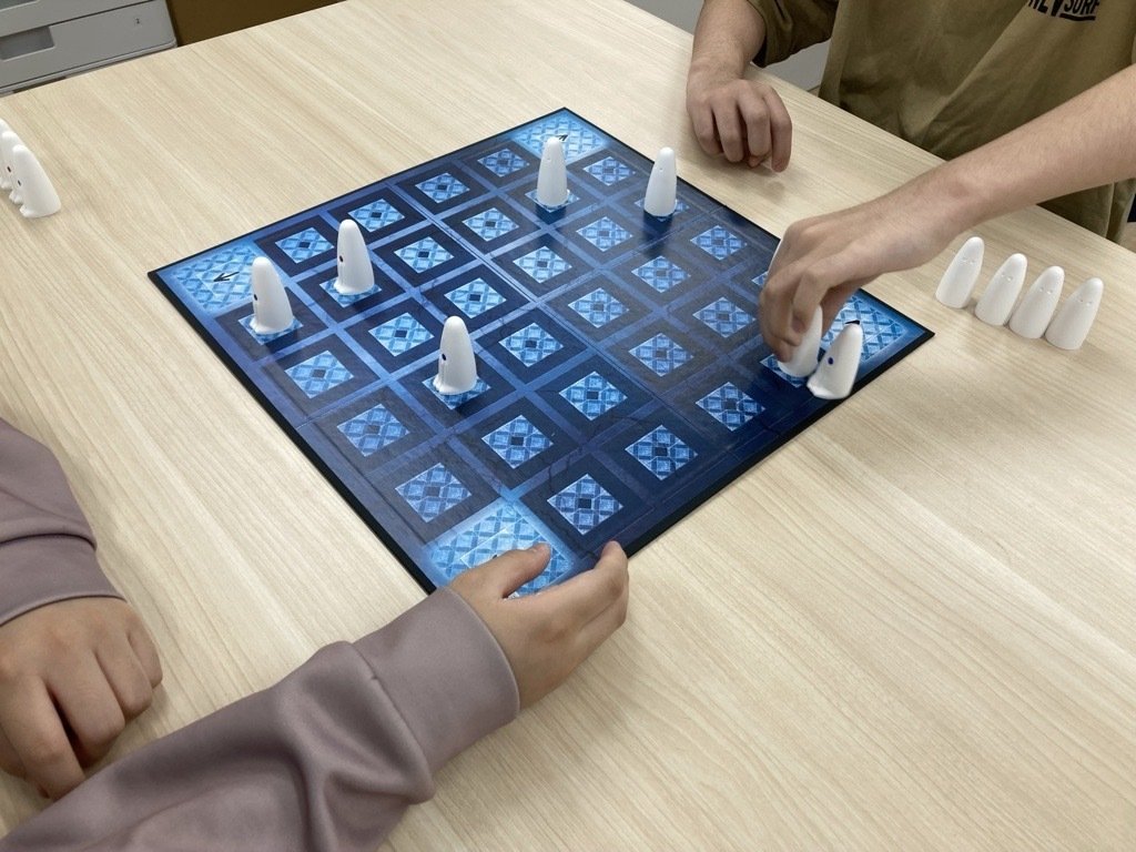 フリースクールでボードゲームのガイスターを楽しむ様子