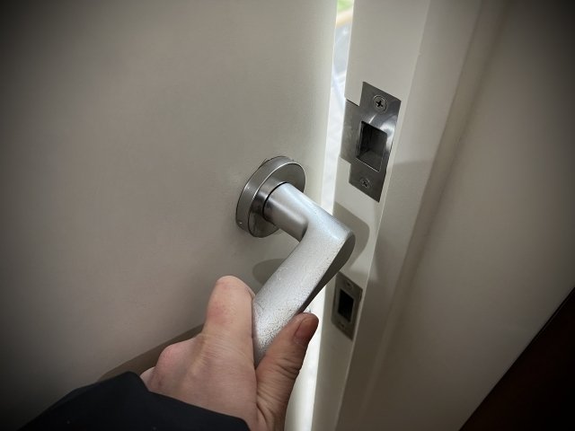 フリースクールの教室のドアを開ける手