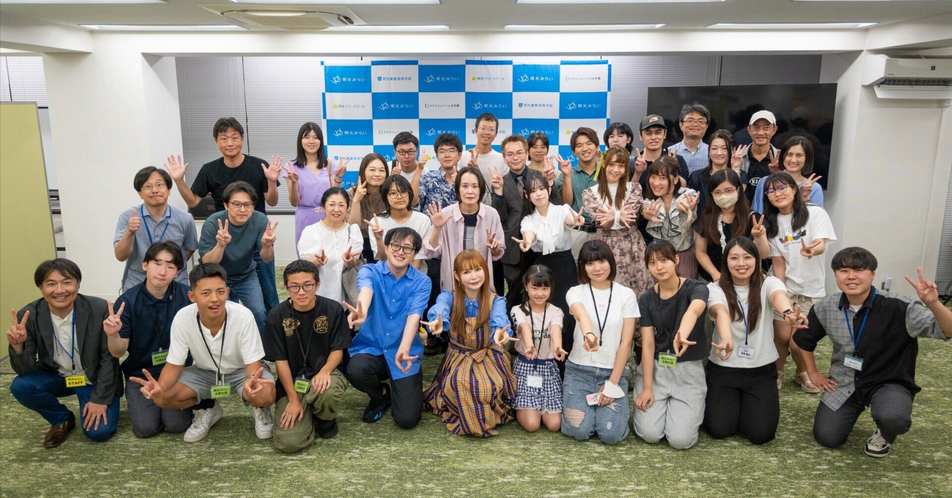 講演会の参加者と中川翔子さんの集合写真